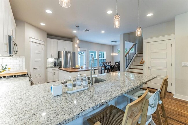 Building Photo - 1700 Singleton Ave