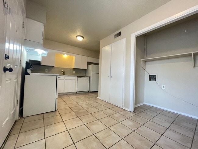 Building Photo - 2 Bedroom 1.5 Bath 2 Story Duplex!