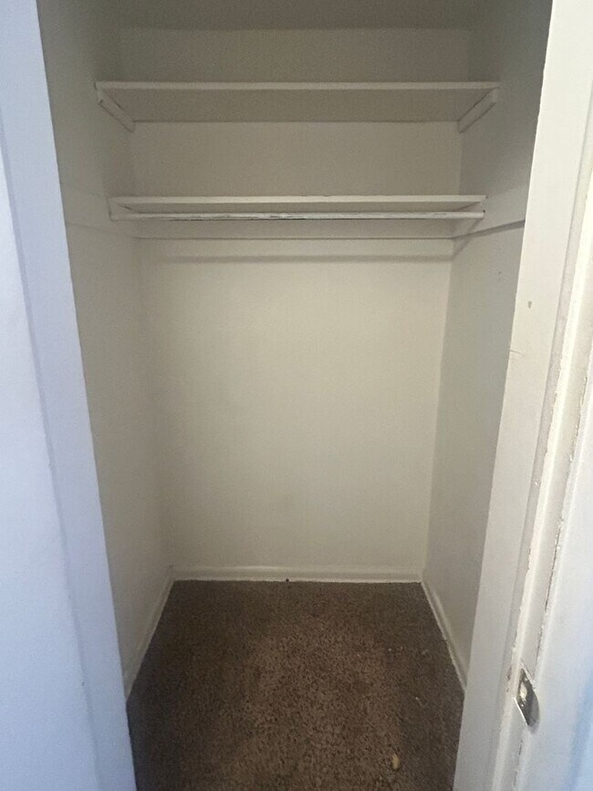 Building Photo - Available June- 1 Bed/1 Bath Lindsley Park Condo