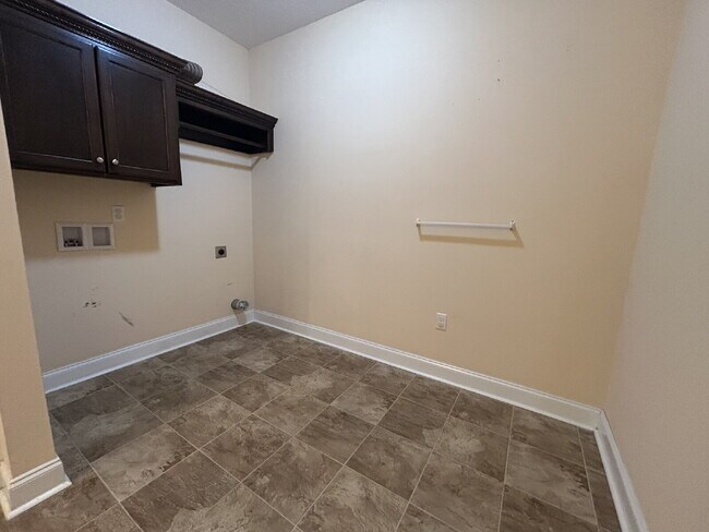 Building Photo - Home For Rent