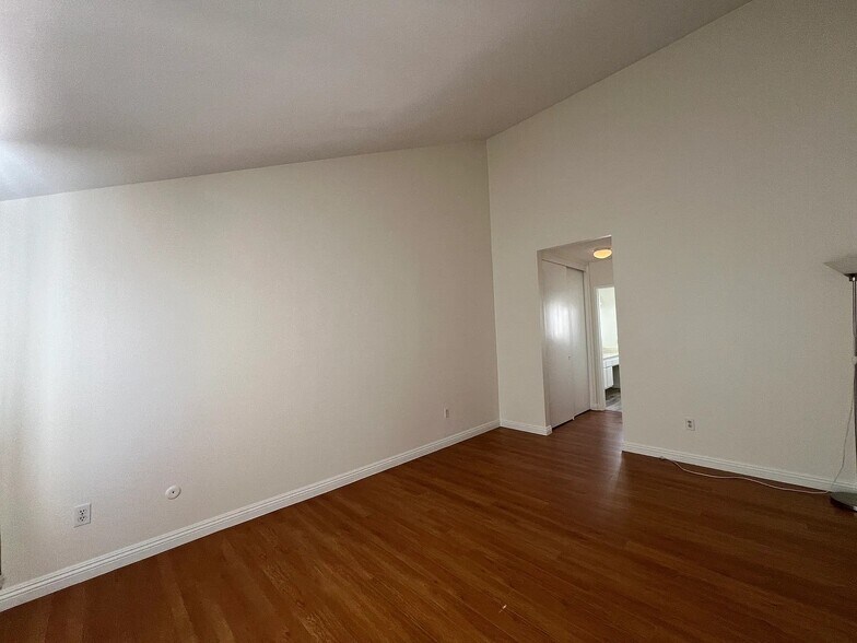 Building Photo - 598 W Huntington Dr