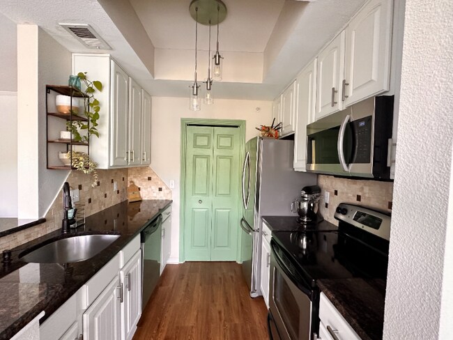 Building Photo - 6000 Shepherd Mountain Cove