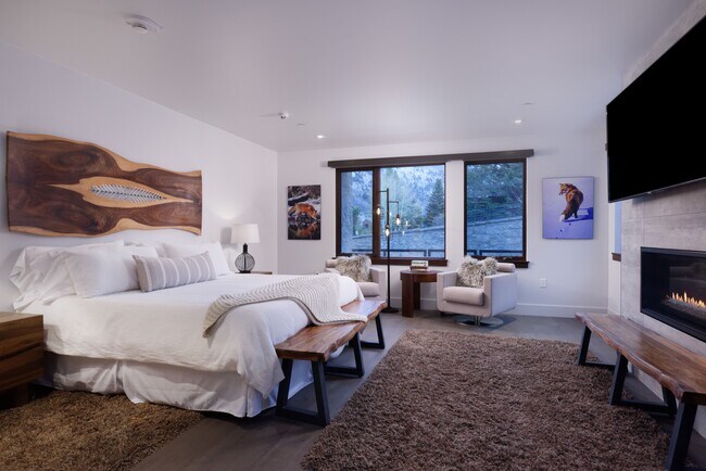 Building Photo - 717 S Aspen St