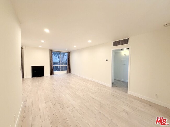 Building Photo - 927 Kings Rd