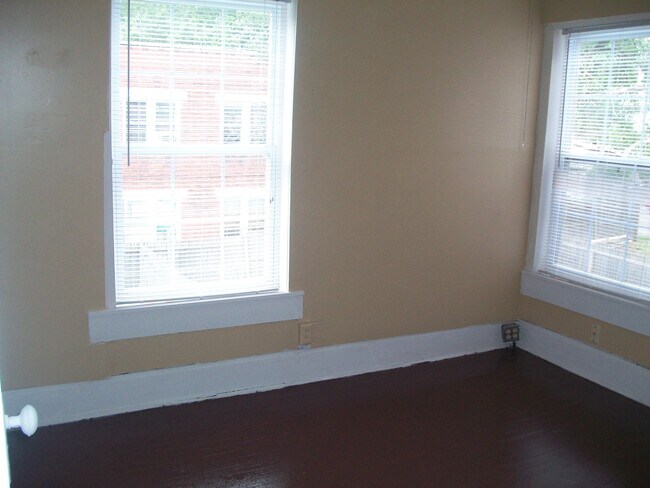 Building Photo - 424 E 16th Ave