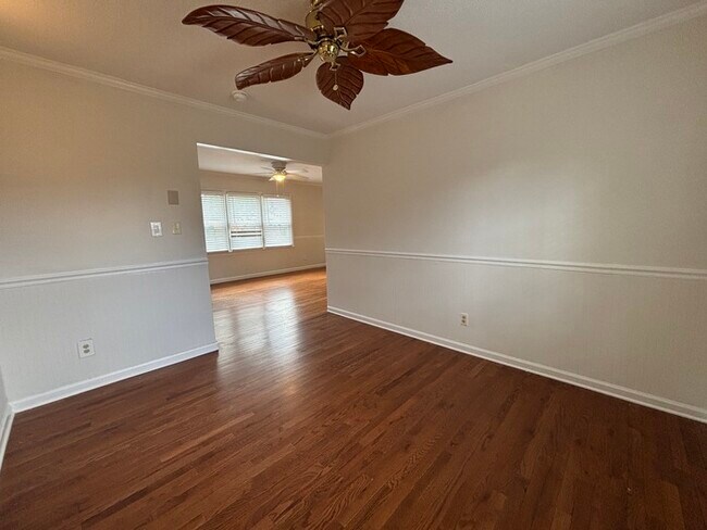 Building Photo - 3 Bedroom/1.5 Bath Charming House Large Fenced Yard