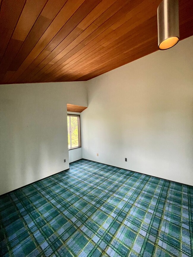 Building Photo - Country Living within one mile to town