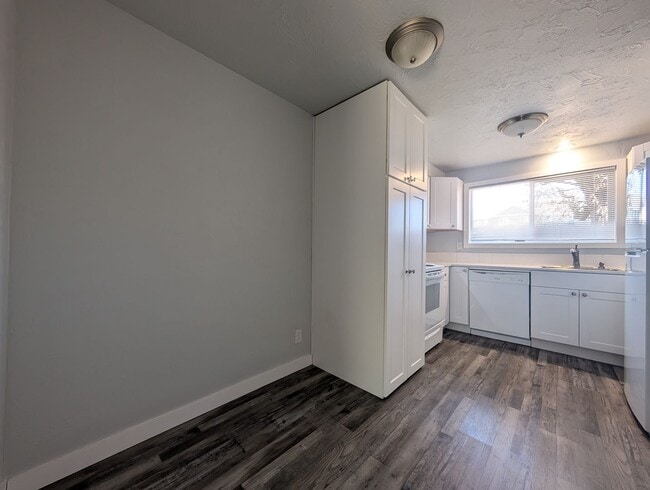 Building Photo - Newly Renovated 2-Bedroom, 1.5-Bath Apartm...