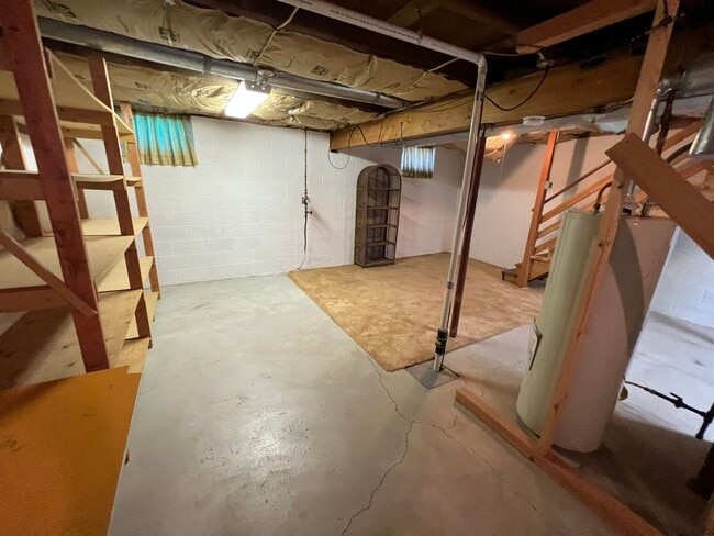 Building Photo - Cute & Cozy Home
