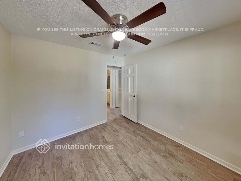 Building Photo - 110 S Village Knoll Cir