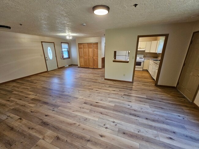 Building Photo - 531 Lakeshore Ct