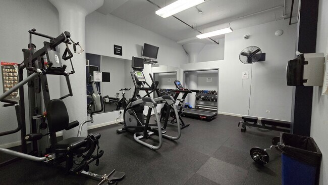 Building Photo - 1224 W Van Buren St