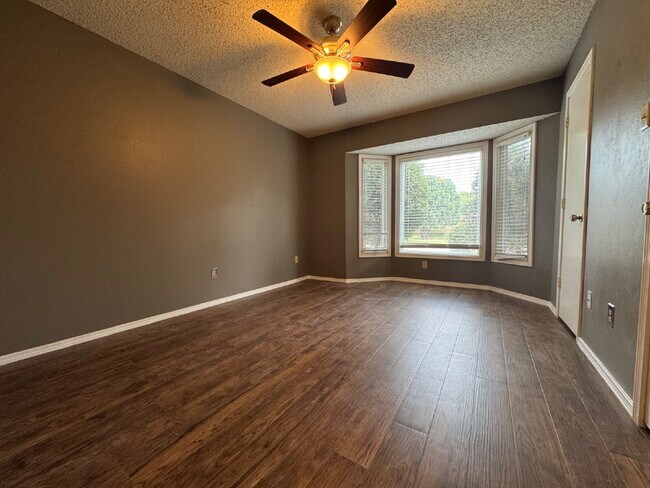 Building Photo - "Spacious 3-Bedroom with 2 Full Baths in P...