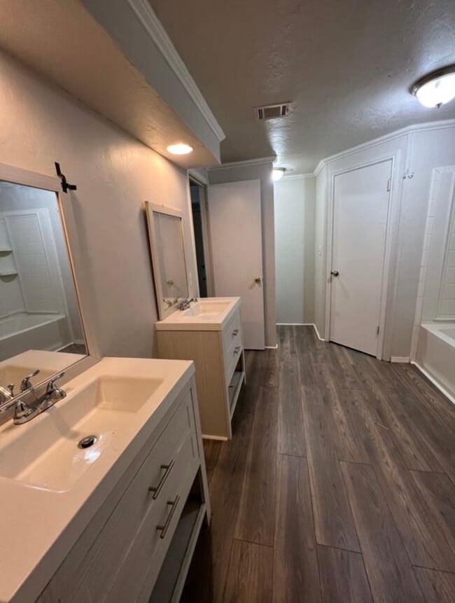 Building Photo - 12232 Woodland Hills Dr