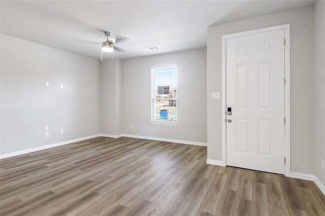 Building Photo - Gorgeous Townhouse for rent in North Fort ...