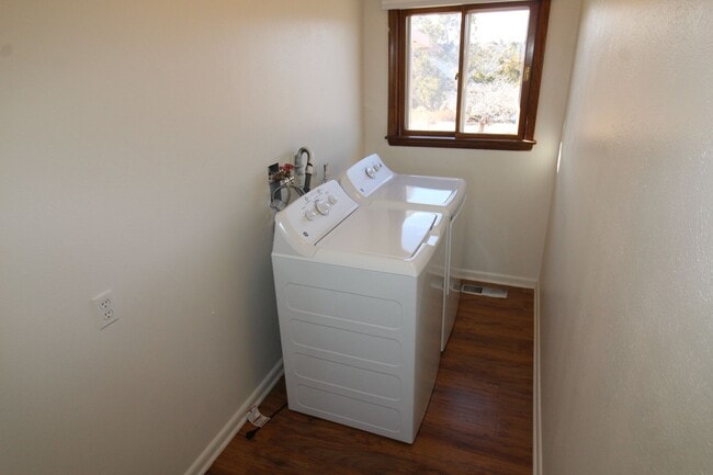 Building Photo - 601 La Bajada Way