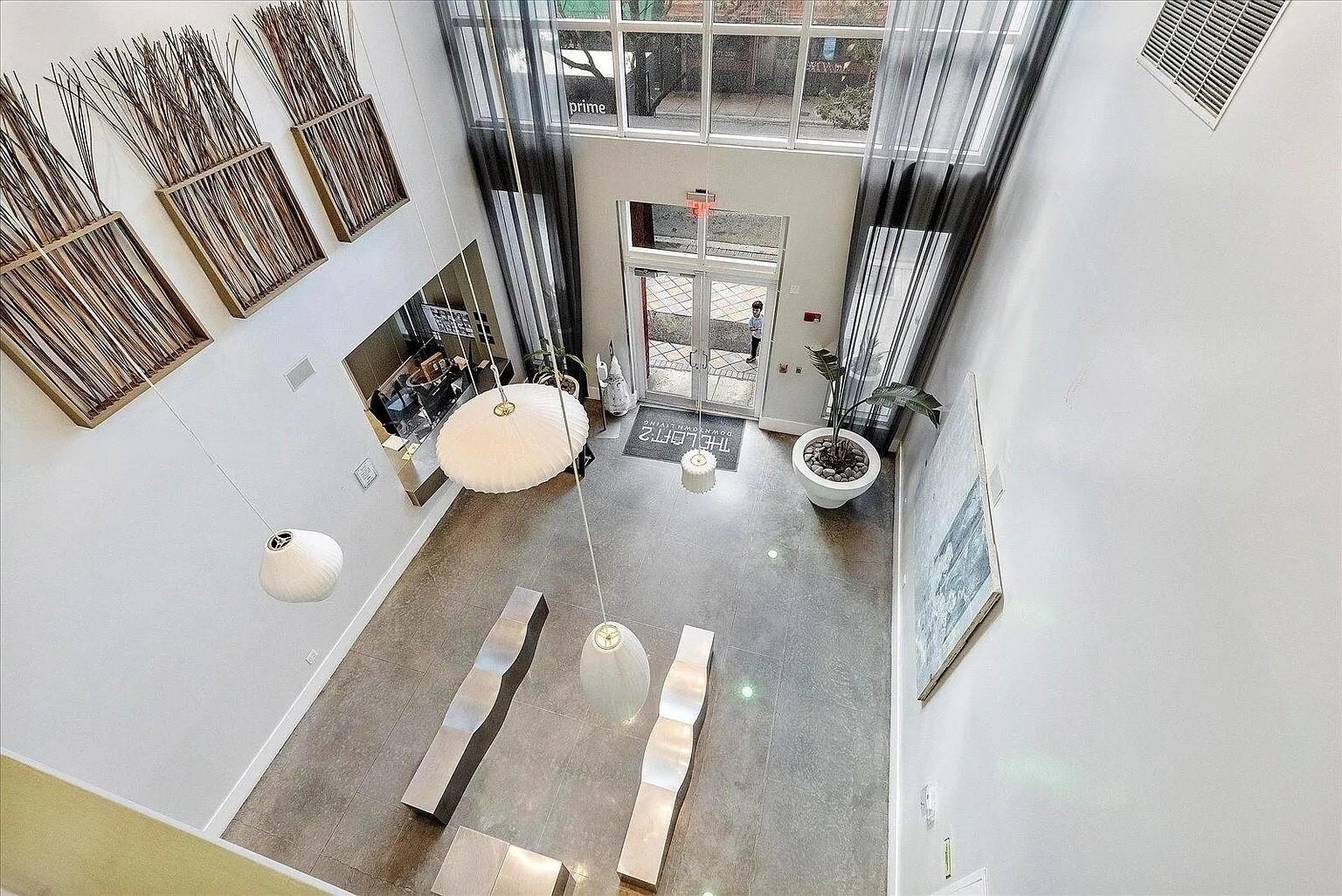 Building Photo - 133 NE 2nd Ave