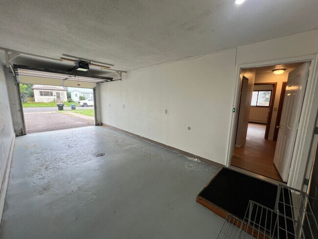 Building Photo - One level living w/ Attached Garage Available July!
