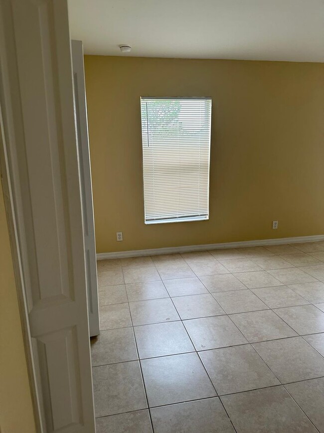 Building Photo - Spacious 3-Bed + Den Home with 2-Car Garag...