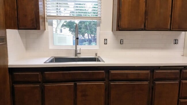 Building Photo - 3 Bedroom 1 Bath House with a Large Backya...