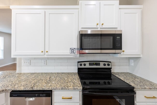 Building Photo - Modern Glen Rose Home with Open Layout