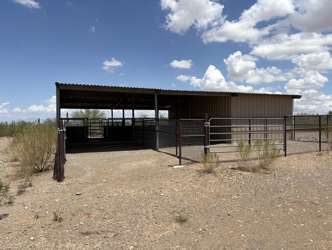Building Photo - Vail School District Horse property with f...