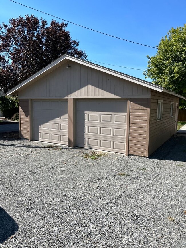Building Photo - Suburbs Home
