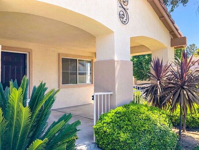 Building Photo - 3 Bedroom Home in the Desirable Paloma Del...