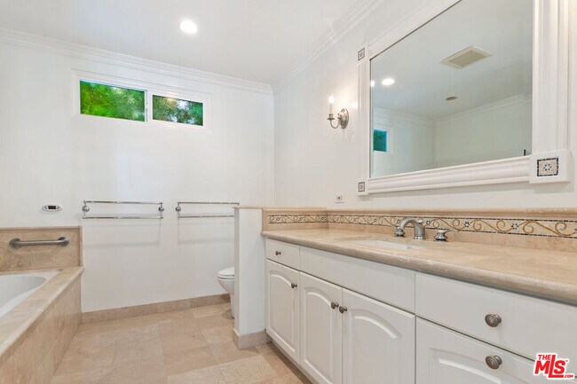 Building Photo - 360 Alma Real Dr