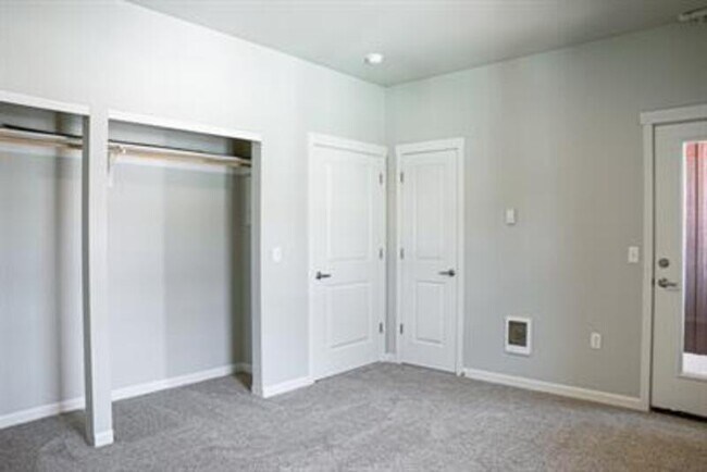 Building Photo - 875 village loop