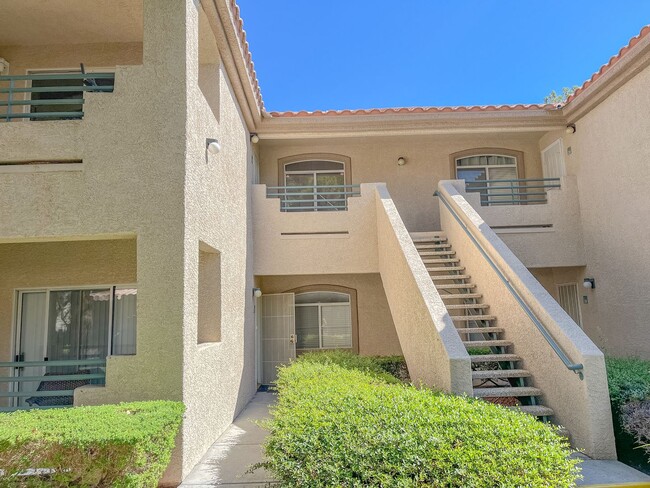 Building Photo - Stunning 2-Bedroom Condo in Gated Communit...