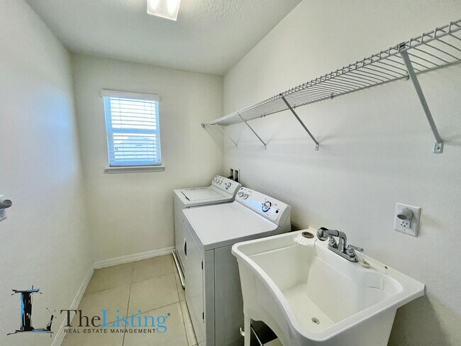 Building Photo - 1924 Siesta Falls Ct