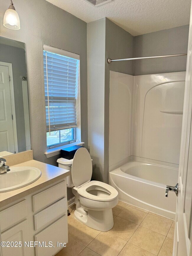 Building Photo - 4210 Highwood Dr