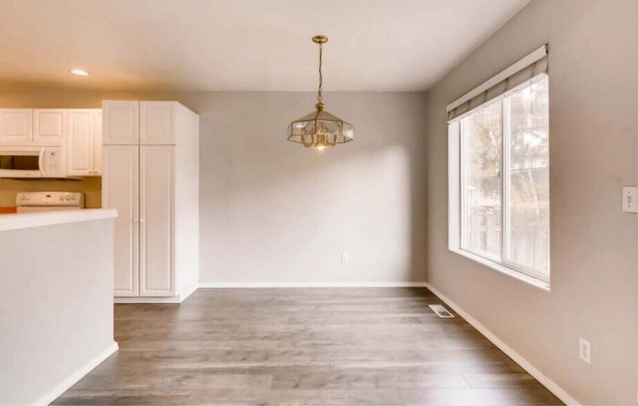 Building Photo - 5143 NE Schoeler Cir