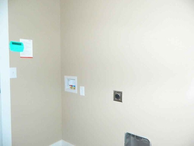 Building Photo - 1025 Creek Side Dr