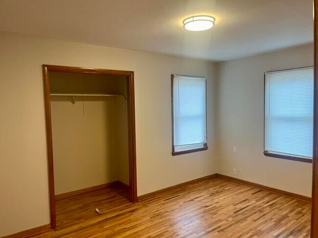 Building Photo - 118 E 4th St