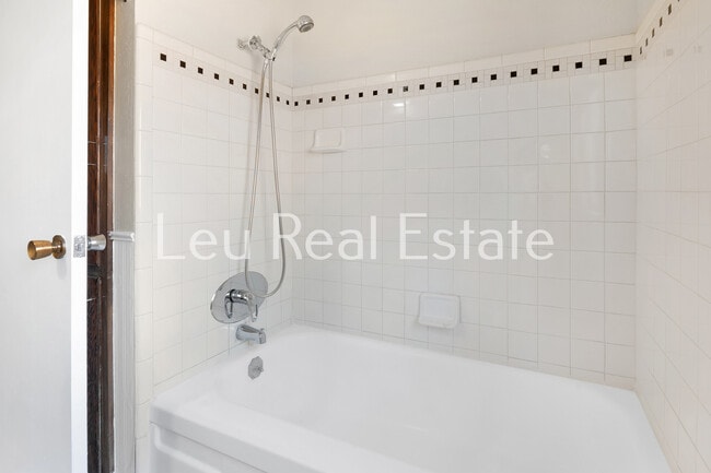 Building Photo - 6640 S Land Park Dr