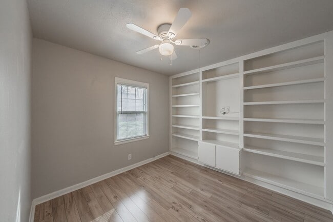 Building Photo - 3 Bedroom, 1.5 Bathroom in West Worth Village