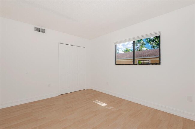 Building Photo - 9481 Palm Cir