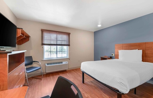 Building Photo - Furnished Studio-Laredo