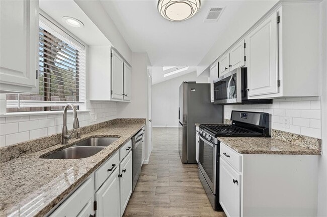 Building Photo - 8303 Los Ranchos Dr