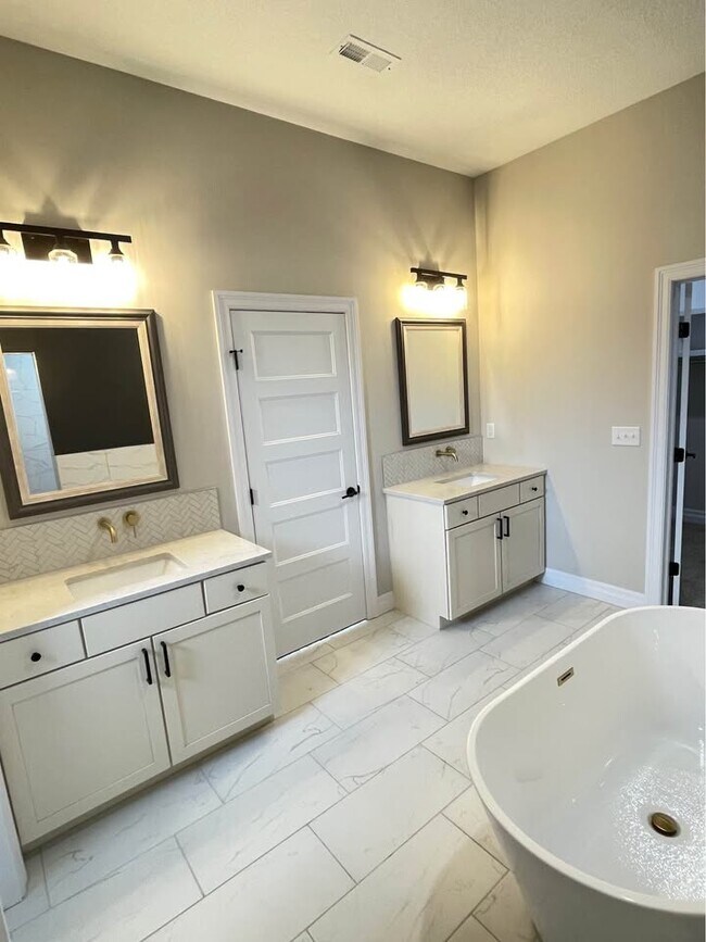 Building Photo - 4670 W Emerald Bay Ct