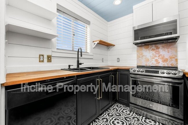 Building Photo - 147 W 905 N