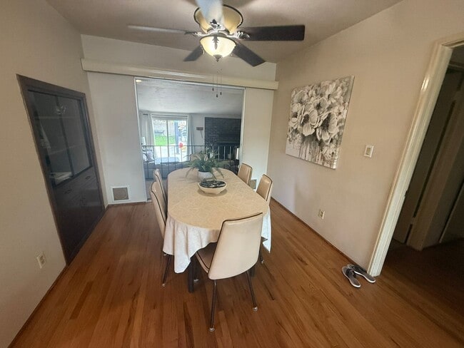 Building Photo - Charming 2 Bedroom, 2 Bath Home with Fence...