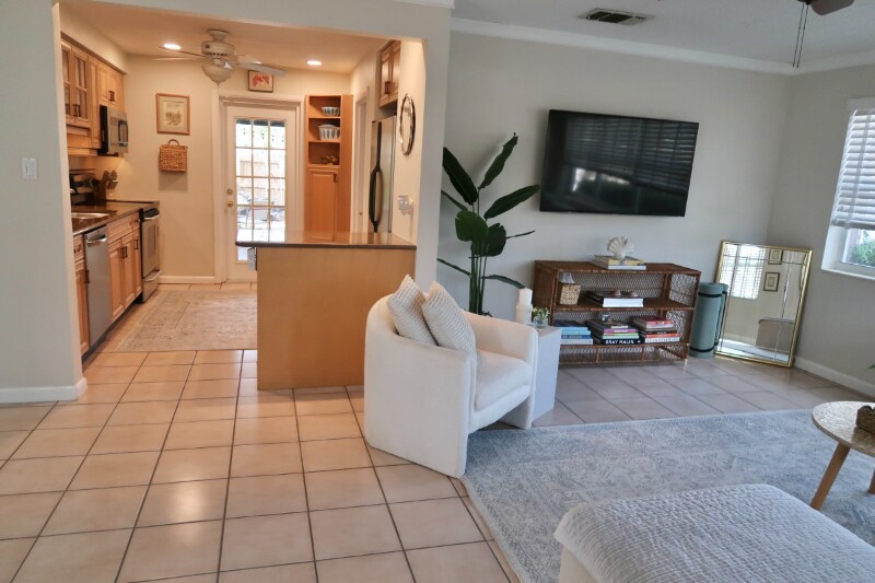 Building Photo - 4571 Beacon Dr