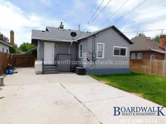 Building Photo - 657 Warnock Ave S