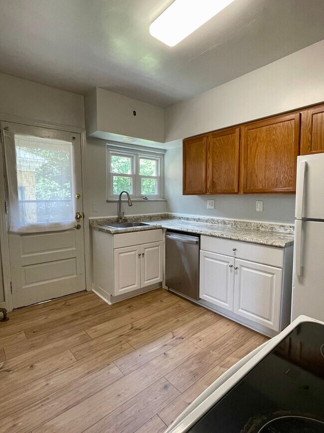 Building Photo - 1st Fl 2 Bed/1 Bath Wilkinsburg Unit