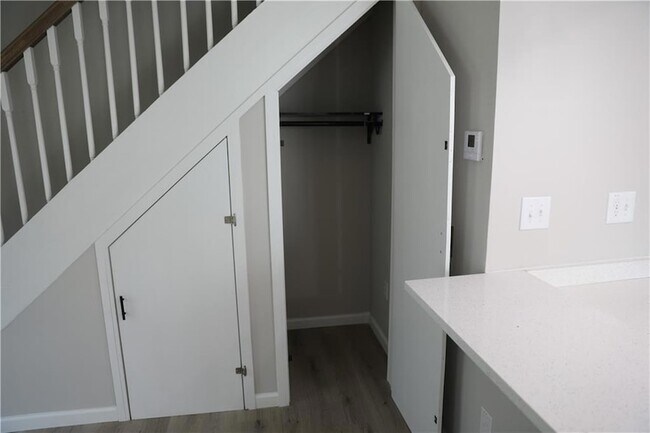 Building Photo - 1321 Surrey Ln SW