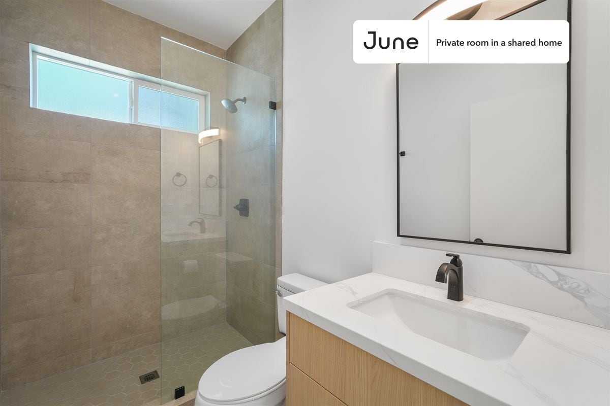 Building Photo - Private bedroom in 4 bed/3 bath Home