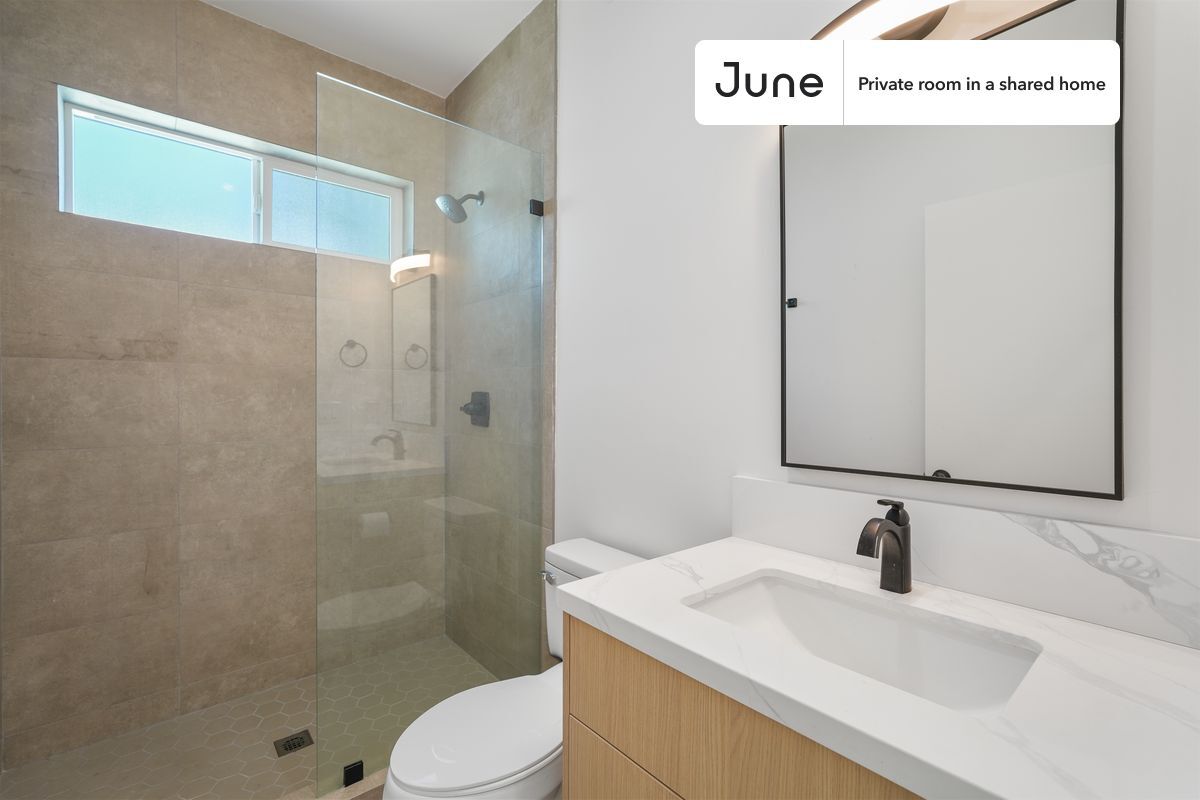 Building Photo - Room in Shared 4 bed/3 bath home in Hollywood